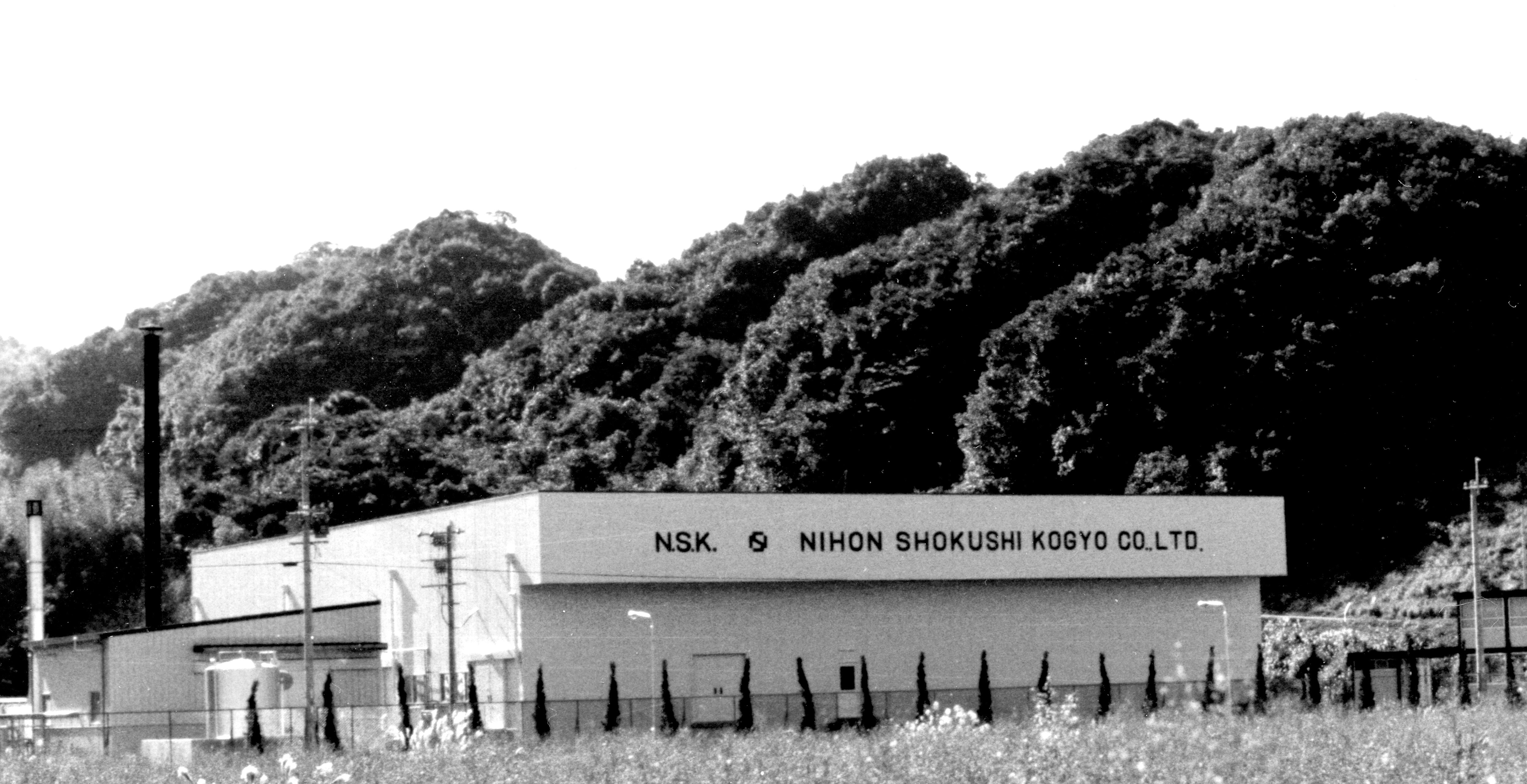 1978年、抽出部門の増産体制を目的として日本食資工業株式会社を長崎県北松浦郡（現佐世保市）小佐々町に設立。​